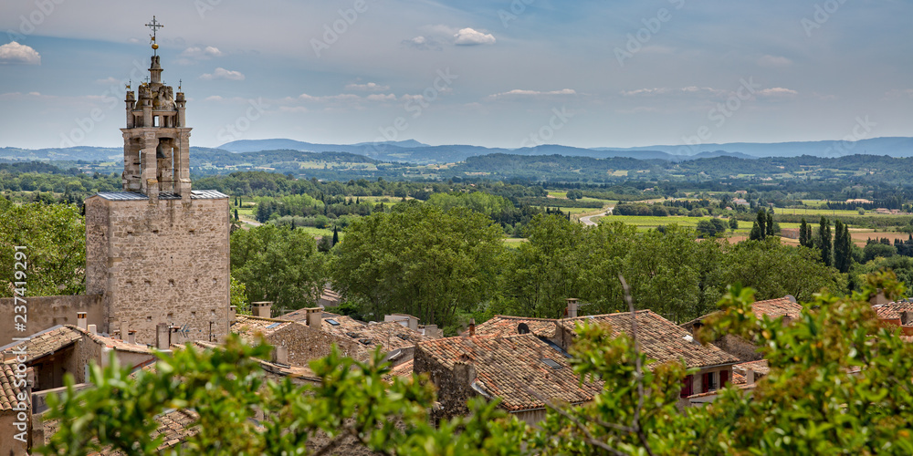 Panorama Luberon. Charming village Cucuron overlooking the Luberon and the surrounding mountains, Provence, Luberon, Vaucluse, France