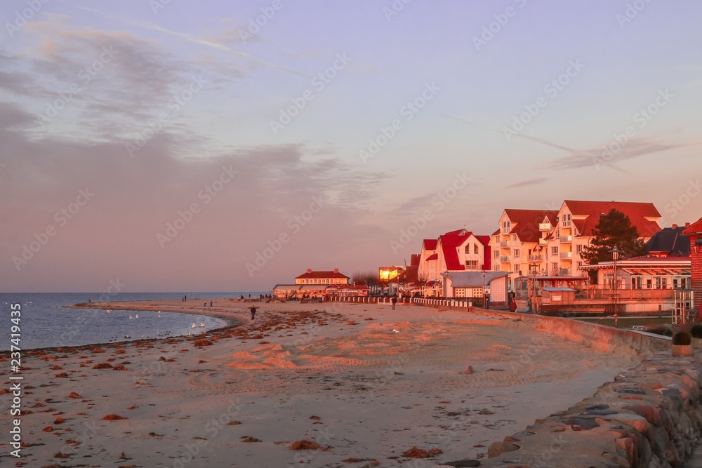 traumhafter Blick auf den schönen Strand von Laboe an der Ostsee mit romantischer Abendsonne