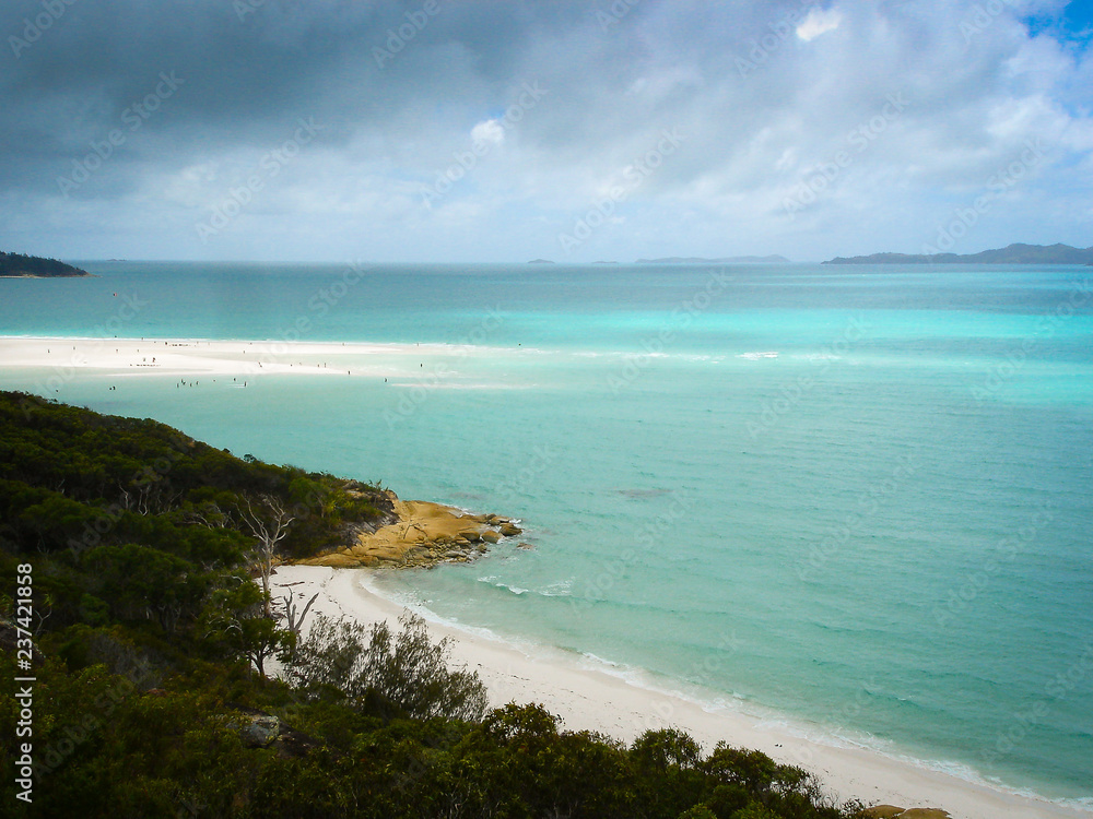 Fototapeta premium A beautiful white beach in the turquoise water