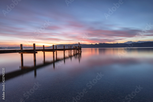 Sonnenaufgang und Steg am Simssee in Bayern, Morgenstimmung Stockfoto © Manuel Stockenreiter