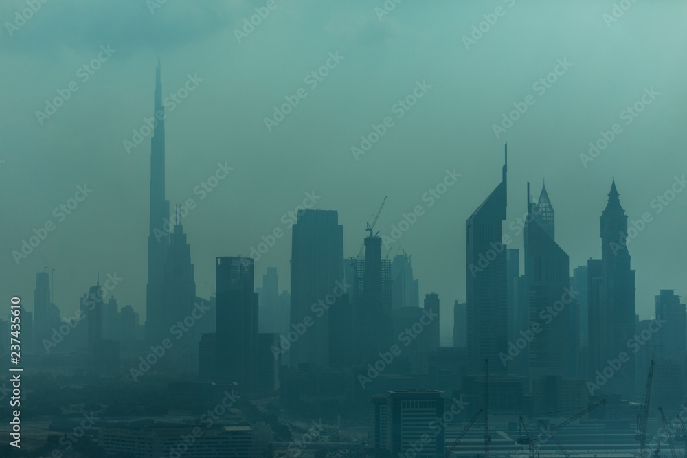 Obraz premium Dubaj, Zjednoczone Emiraty Arabskie - października 2018. Piękną panoramę Dubaju otoczoną pyłem piasku w świetle dziennym