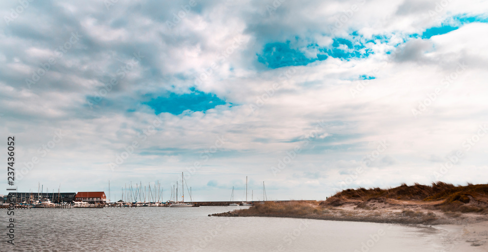 Yachthafen in Greena ( Dänemark) mit Blick auf Ostsee und Strand