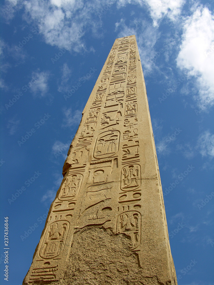 antiker Obelisk mit Hieroglyphen in Ägypten