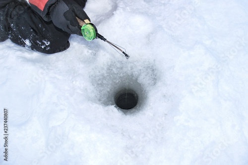 Pêche sous glace sur un lac gelé au nord de la Laponie finlandaise aux environs d' Ivalo