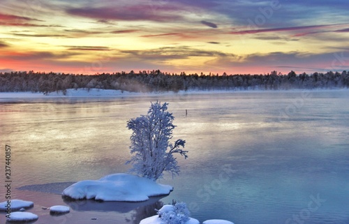 Fototapeta Naklejka Na Ścianę i Meble -  Splendides paysages colorés au nord de la Laponie finlandaise dans les environs de la ville d' Ivalo