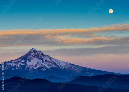 Photo the full moon over a sunset landscape