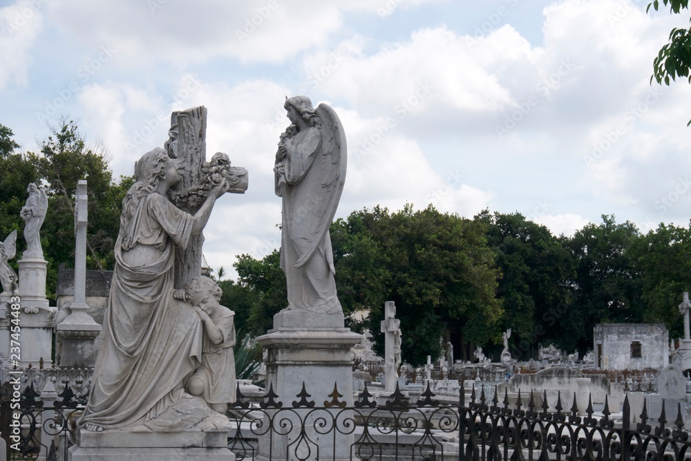 Obraz premium angels tombstones in graveyard in Havana, Cuba