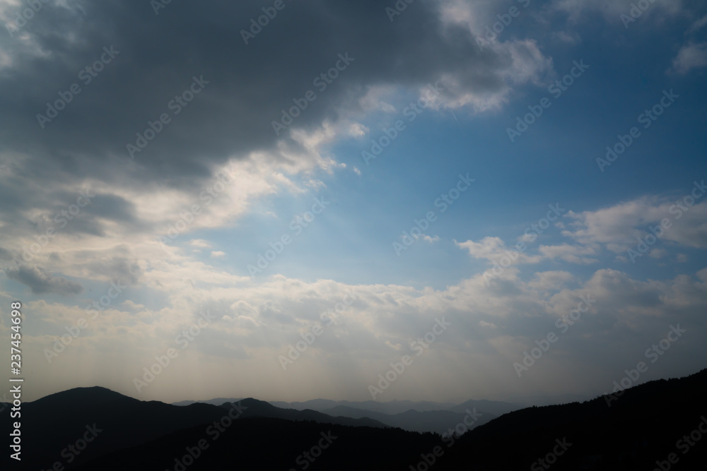 山並みにさす光 山並みにさす光