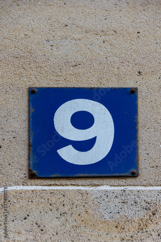 Numéro 9, plaque de numérotation d'immeuble, style français, Paris, France