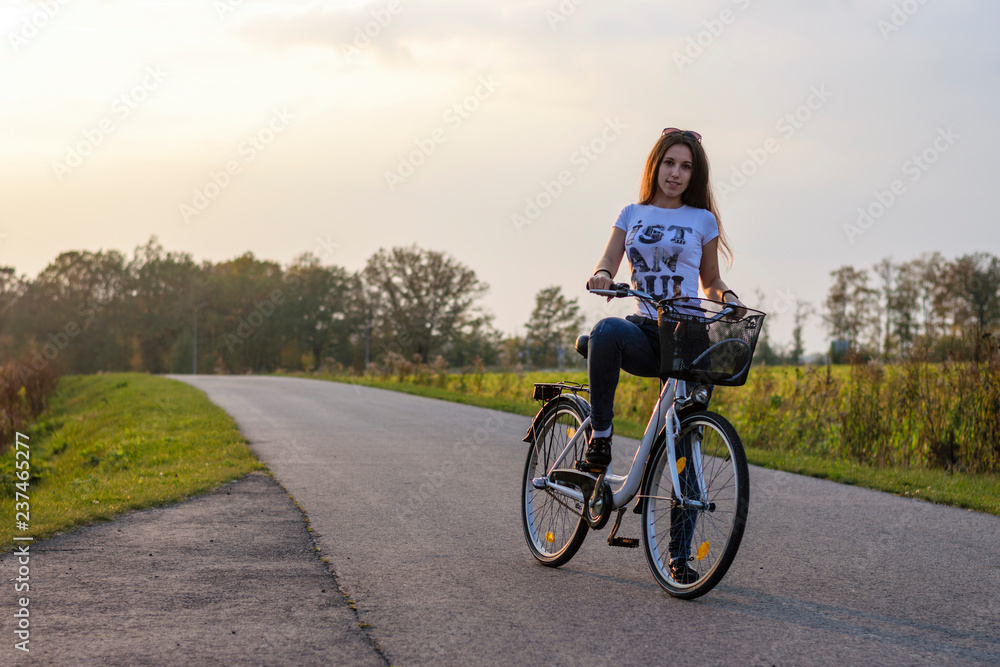 Fototapeta premium Girl with vintage bike in the park.