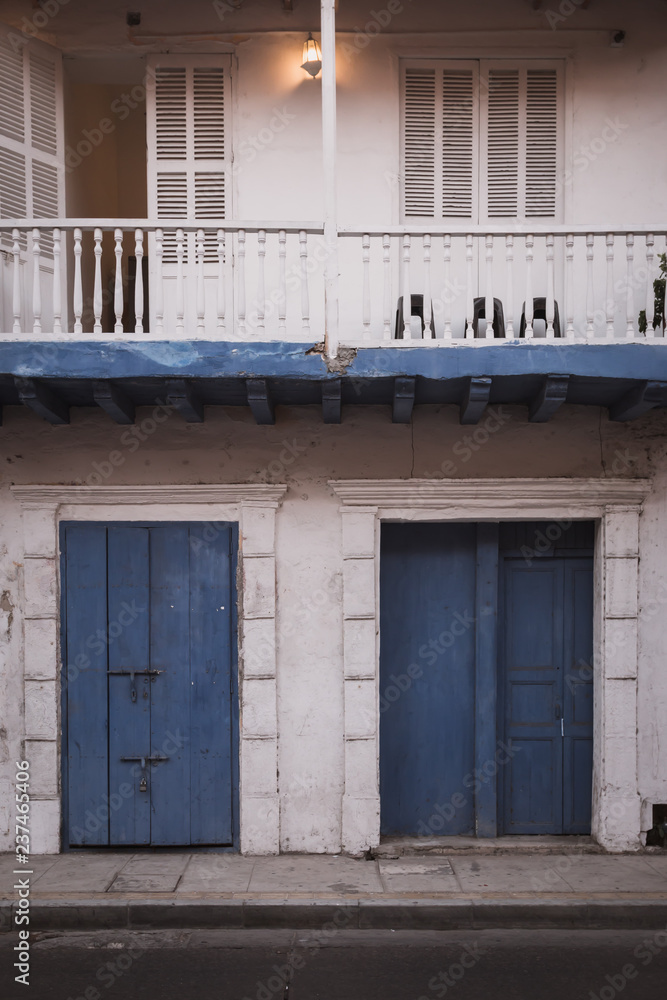 Schöne minimalistische Gebäudefront im Stadtviertel Getsemani in Cartagena in Kolumbien