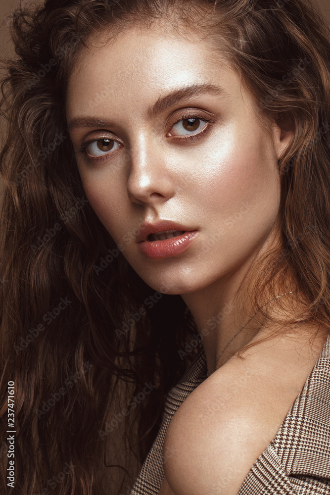 Fototapeta premium Beautiful brunette model : curls, classic makeup and sexy lips. The beauty face.