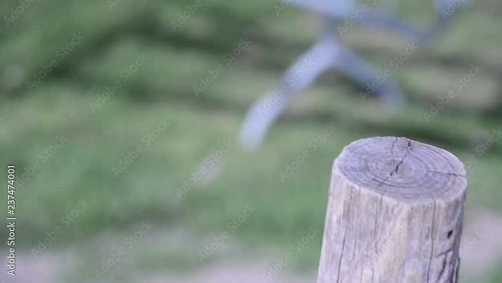 aprire il cancello di legno di una masseria aprire il cancello di legno di una masseria
