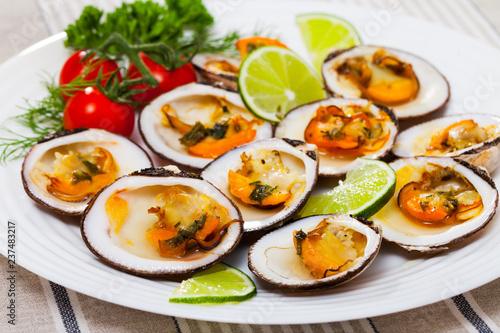 Baked clams with sauce and lime
