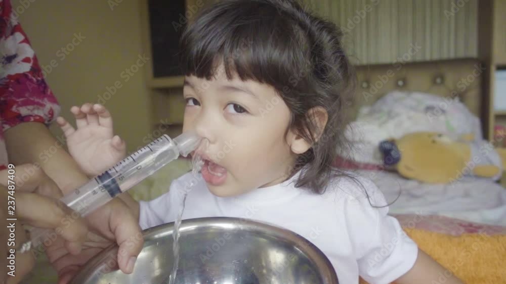 Vidéo Stock Video slow motion of Asian mother making nasal wash for her