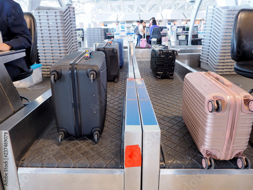 The luggage is on the belt to check the weight check-in airport before boarding.