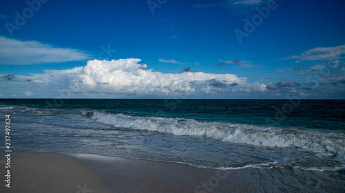  Sea  white beaches  waves  sea. Mexico affects not only colors but also cleanliness on the beaches