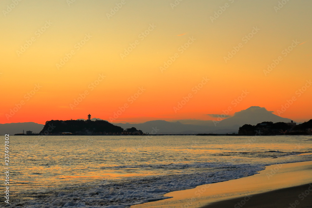 Fototapeta premium 夕焼け空と富士山