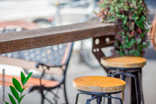 The background of modern wooden chairs, often interior (restaurants, cafes, bakeries) to attract customers to focus on the service and tell.