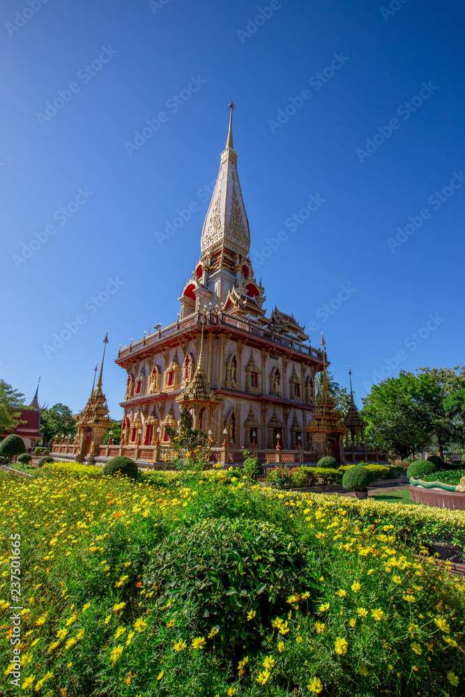 Wat Chaithararam or Chalong Temple It is a beautiful temple in Phuket, a beautiful pagoda and a history of Buddhism, and is a learning center in various ceremonies.