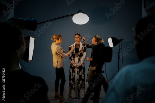 Plakat Artists doing touch ups for the model