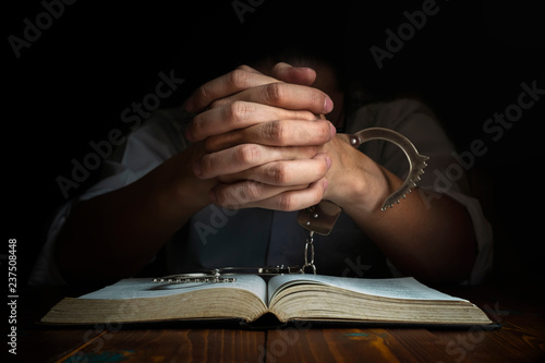 Fotografie, Obraz Handcuffs and the Holy Bible