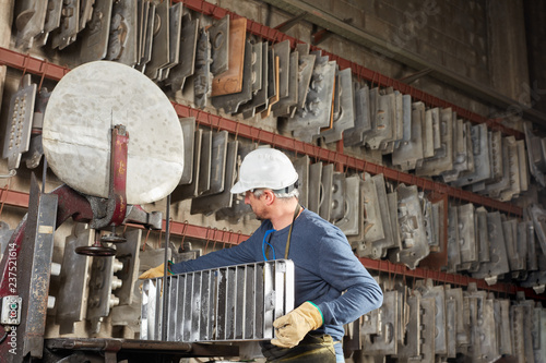 Arbeiter in Metallfabrik im Gussform Lager photo