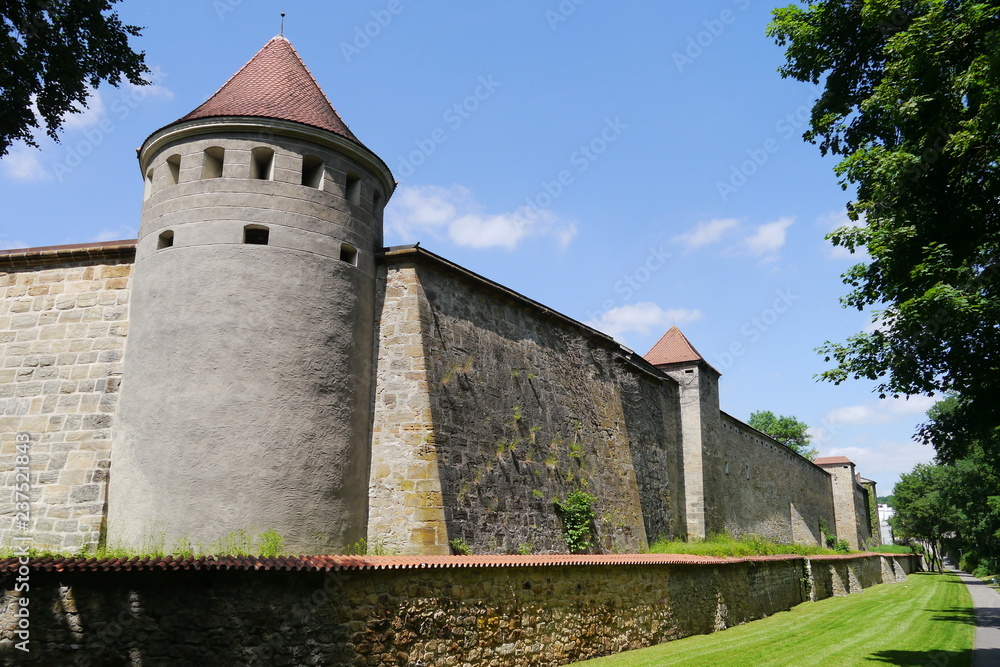 Wehrturm Doggenhansl und Stadtmauer in Amberg