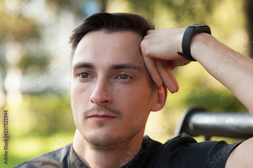 Photos portrait of a serious young man