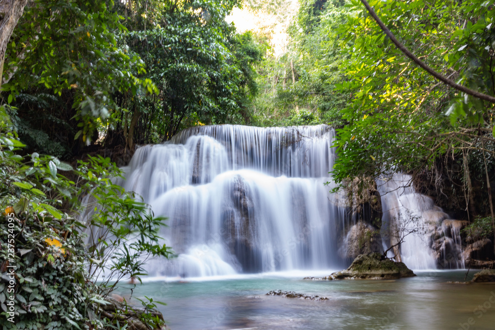 Obraz premium Huai Mae Khamin Waterfall is one of the most popular in Khuean​ Srinagarindra​ National​ Park, Kanchanaburi, Thailand