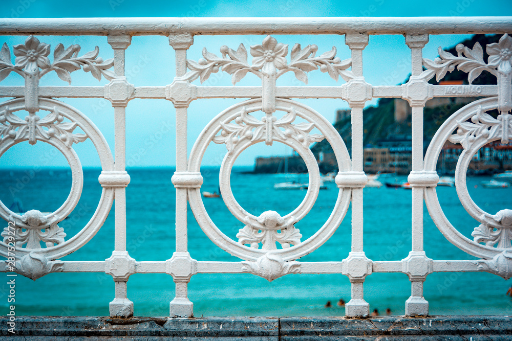 Naklejka premium Fragment słynnego ogrodzenia na plaży La Concha w San Sebastian lub Donostii