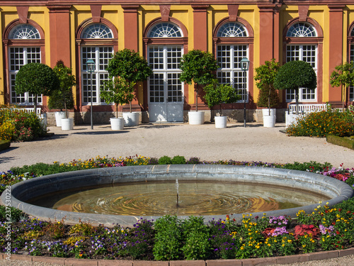 Fassade der Orangerei des Schlosses Weilburg mit Brunnen