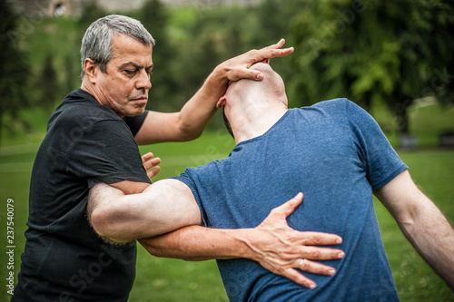 Tableau sur toile Kapap instructor demonstrates street fighting self defense techniques