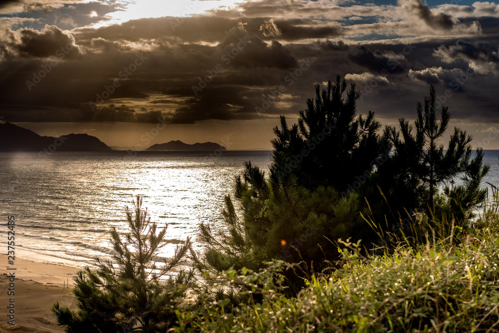 Fototapeta premium northern coast on a summer sunset