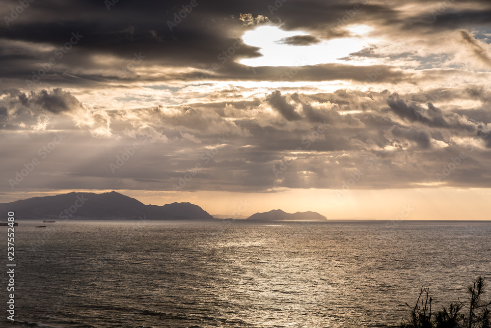 Obraz premium northern coast on a summer sunset