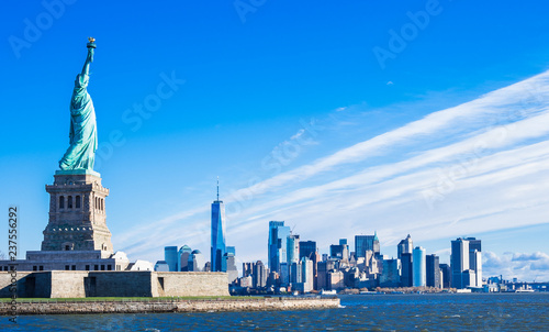  ニューヨーク　自由の女神とマンハッタンの摩天楼 © oben901