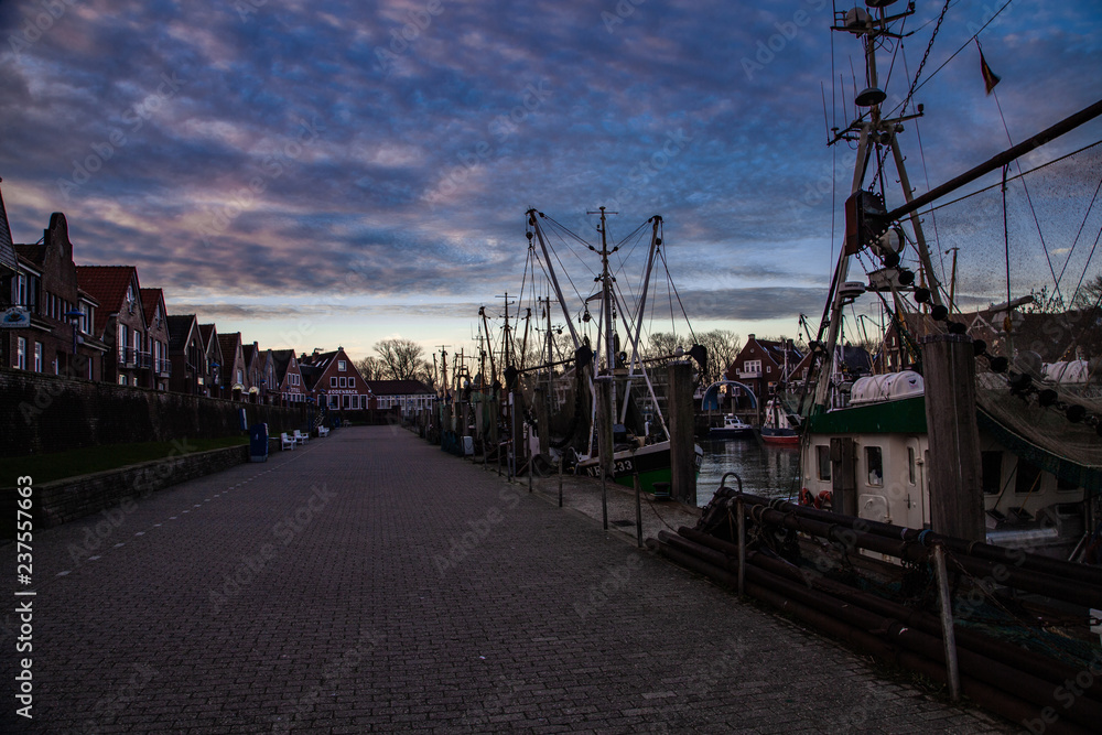Obraz premium Neuharlingersiel Fischereihafen