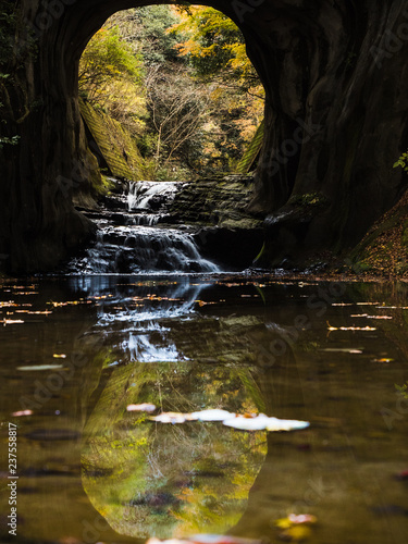 Fototapeta Naklejka Na Ścianę i Meble -  水面に反射した洞窟と滝