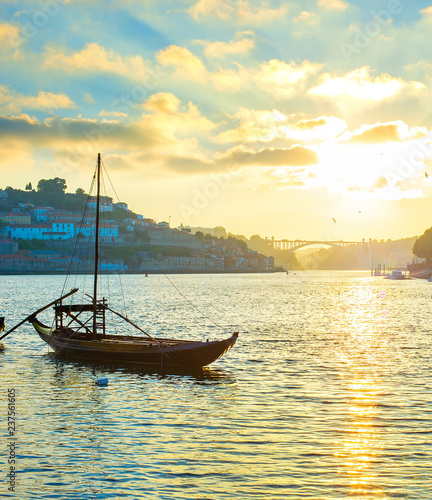 Porto skyline wine boat Por...