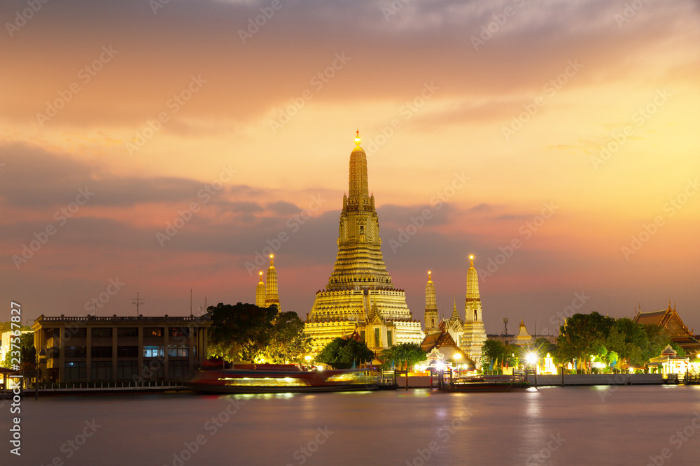 Fototapeta premium Świątynia Wat Arun w Bangkoku w Tajlandii