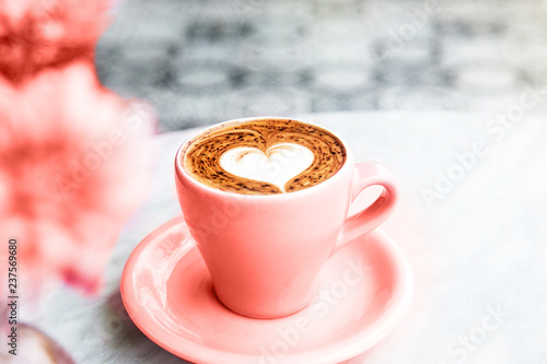 Fototapeta Kubek gorącej kawy latte na marmurowym tle stołu