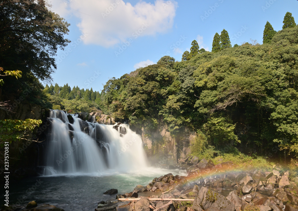 Obraz premium 関之尾滝と青空