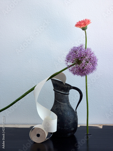 Blumen Stillife abstrakt vor Wand  photo