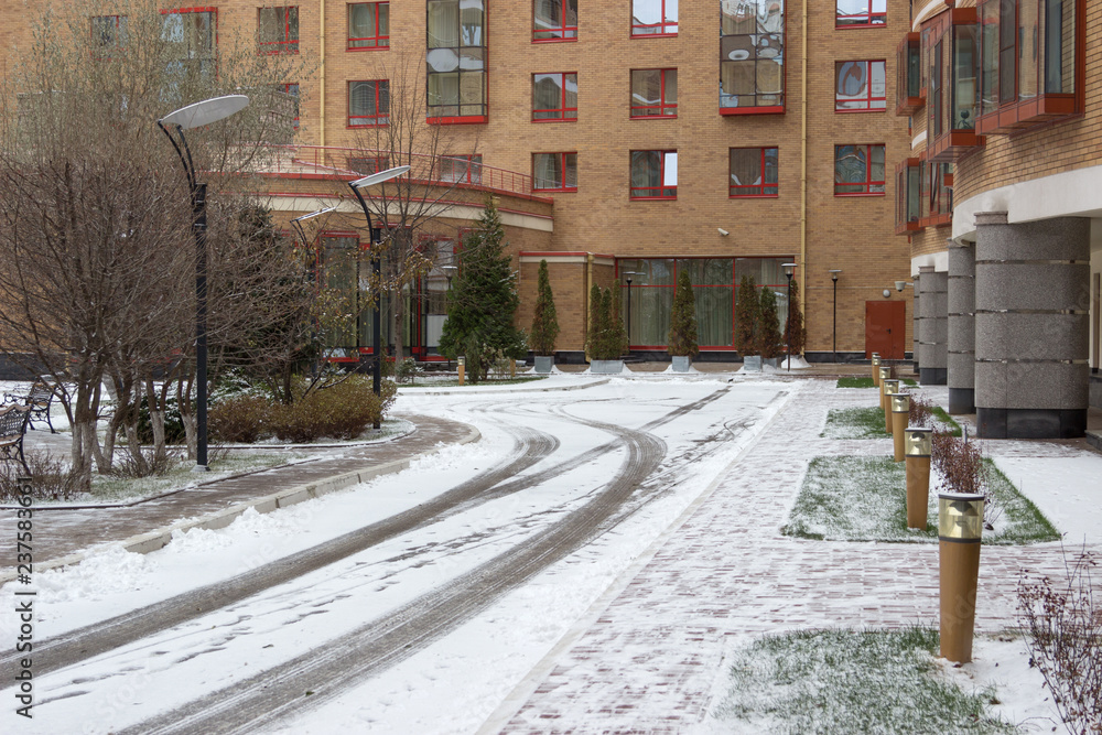 Snow has fallen in the city, snow removal is required Snow has fallen in the city, snow removal is required