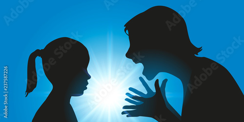 Conflit familiale avec une mère perd son calme et hurle sur sa fille qui a fait une bêtise.