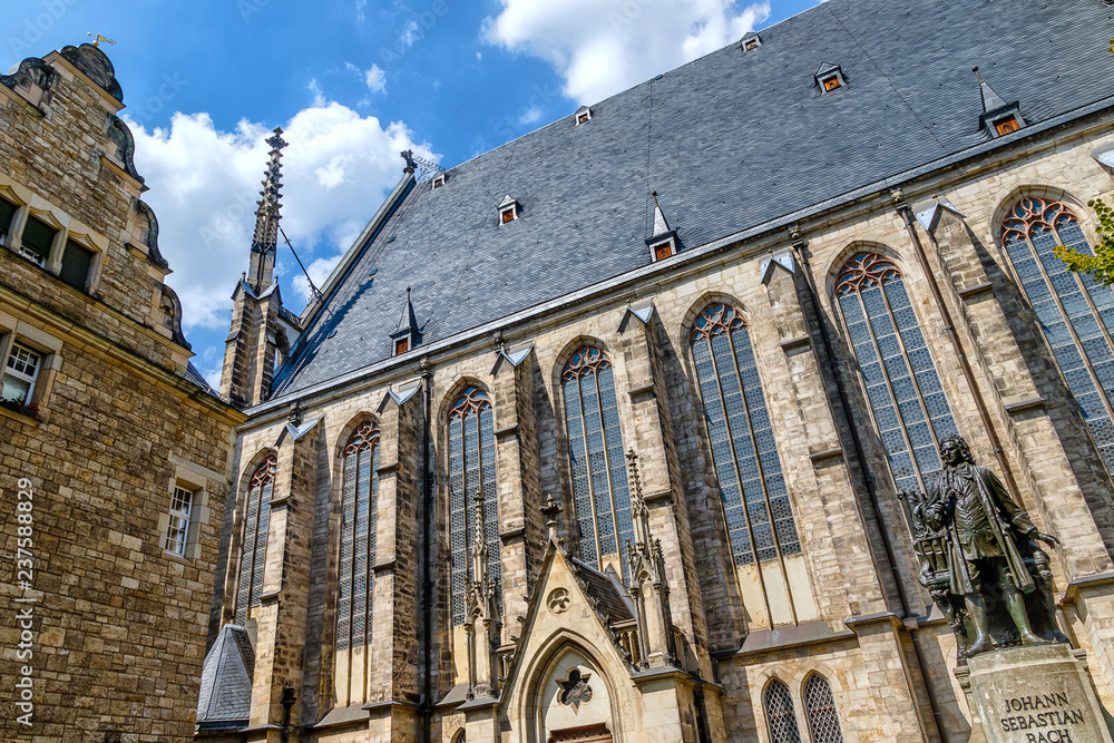 Obraz premium Saint Thomas Church (Thomaskirche) with Bach monument in Leipzig, Saxony, Germany