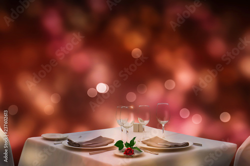 festlich gedeckter tisch fürs abendessen zu zweit mit rose, romantisches konzept hintergrund mit freiem raum für valentinstag