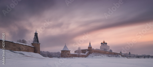 Obraz na płótnie Pskov Kremlin (Krom)-The Historical And Architectural Center Of The Ancient Russian City Pskov In The Winter Time. View From The Frozen Velykaya River On Trinity Cathedral. Cultural Heritage Of Russia w salonie