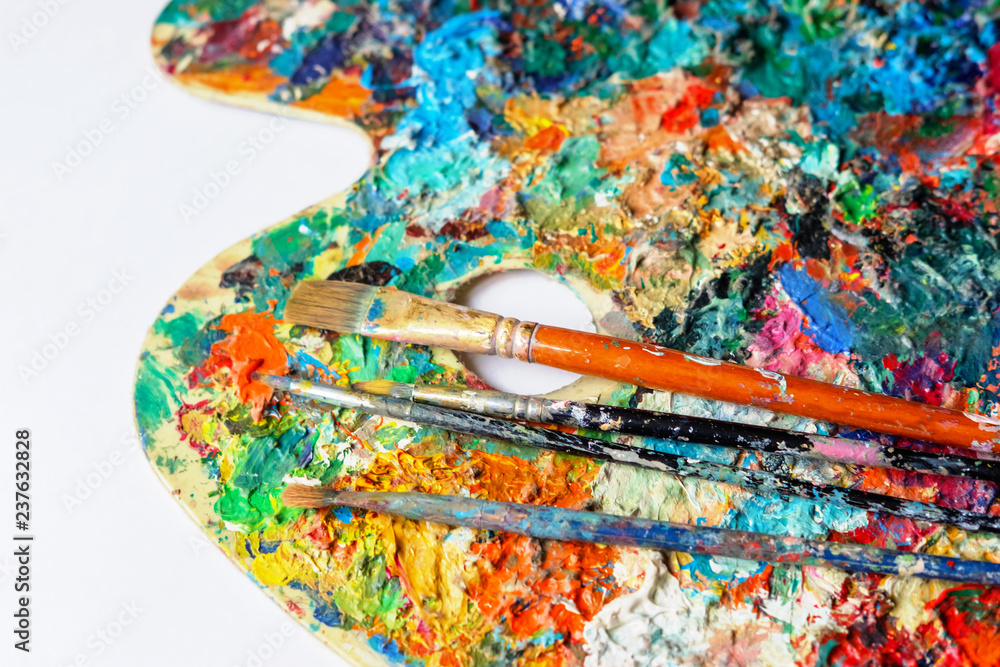 Fototapeta premium Painting brushes on a colorful palette