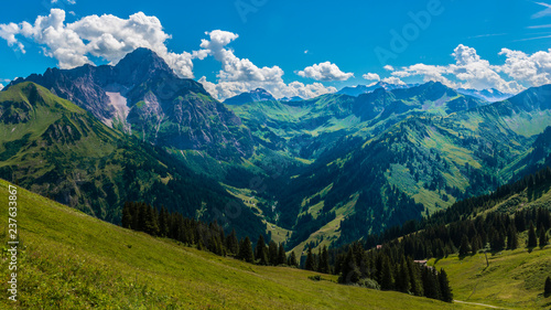 Blick in ein Gebirgstal im Kleinen Walsertal Österreich bei schönem Wetter